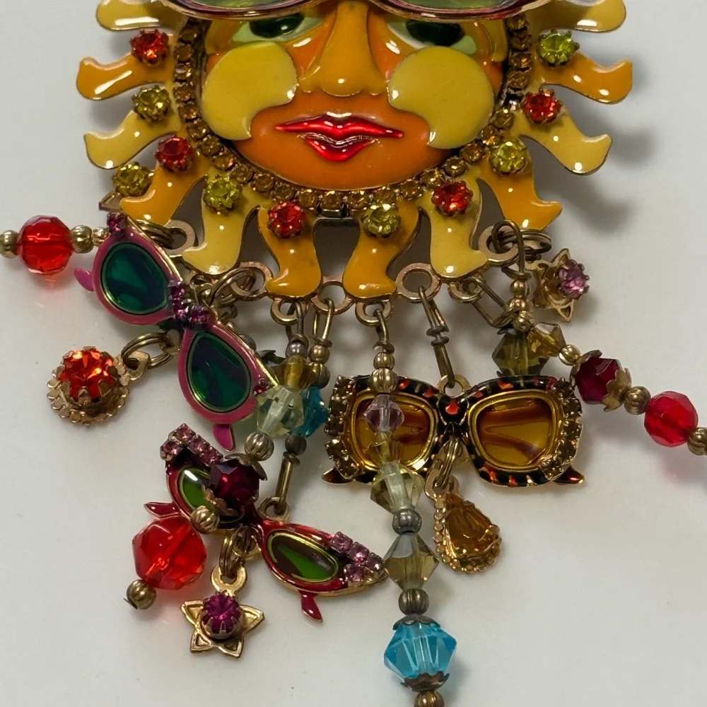 Vintage lunch at the Ritz- Sunburst Brooch with Sunglasses. - Picture 3 of 7